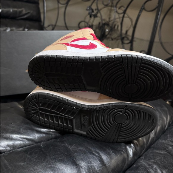 Nike Jordan Mid with box - Picture 3 of 6